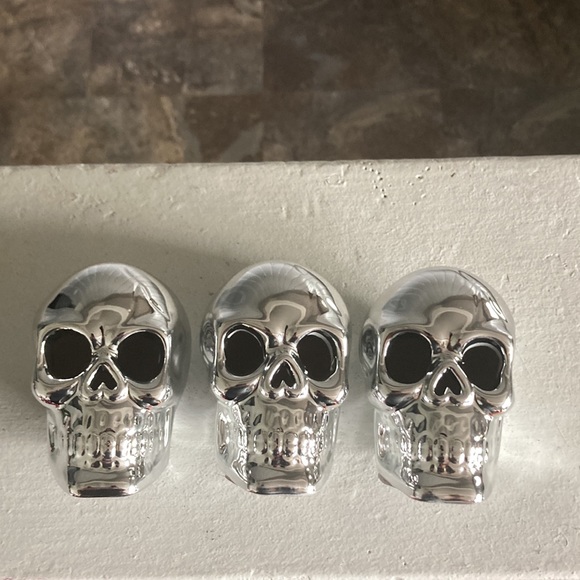 NWT Set of 3 Ceramic- Silver Pearl Finish Halloween Skull 💀 Decorations - Picture 16 of 17